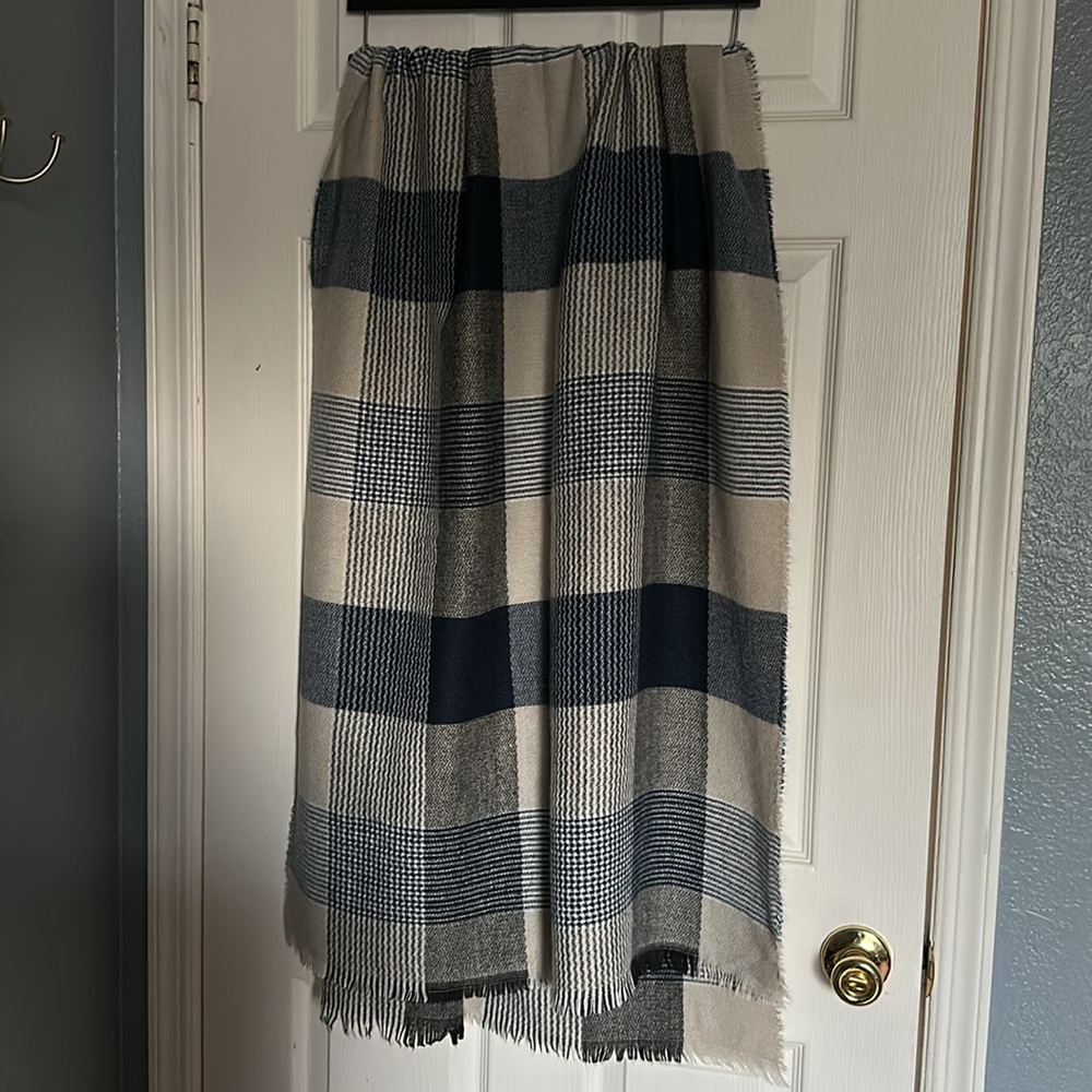 Elegant Navy Blue, Gray, and Cream Checkered Scarf